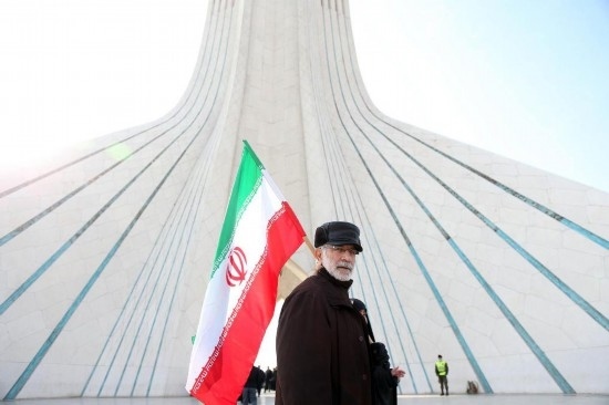 2月10日，在伊朗首都德黑蘭阿扎迪廣場，民眾參加紀(jì)念伊朗伊斯蘭革命勝利46周年集會。新華社記者沙達(dá)提攝