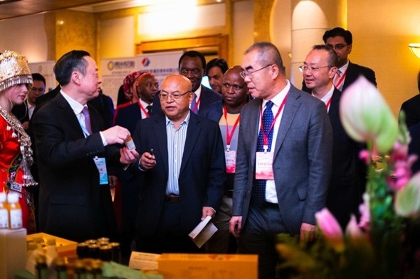 與會(huì)嘉賓走訪特色展臺(tái)。南非貴州商會(huì)供圖