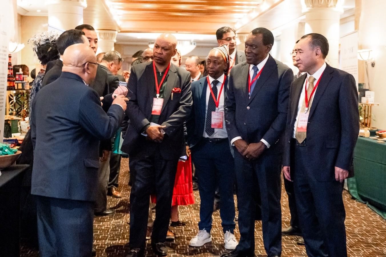 與會(huì)嘉賓走訪展臺(tái)。南非貴州商會(huì)供圖