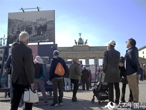 圖為勃蘭登堡門前，市民們在參觀歷史圖片展。人民網(wǎng) 肖晶攝