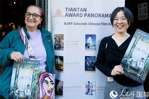 《朝云暮雨》放映前，觀眾前同主辦方互動。楊浩鵬攝