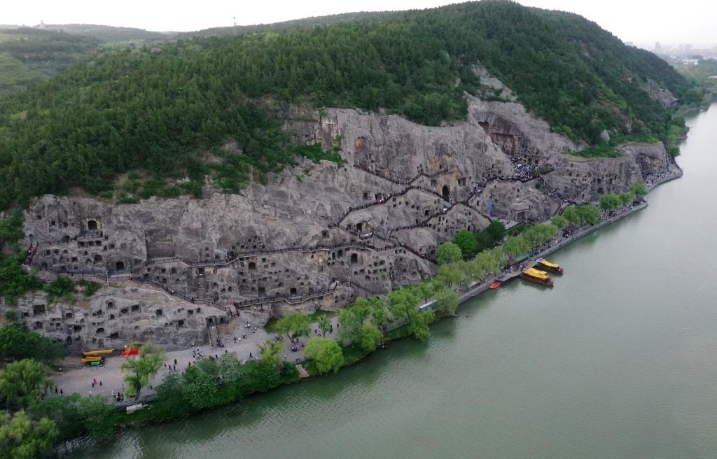 這是近日拍攝的洛陽龍門石窟（無人機(jī)照片）。新華社記者 李嘉南 攝