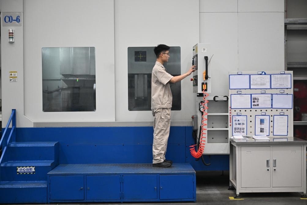 近日，工人在洛陽軸承集團(tuán)股份有限公司的智能生產(chǎn)線上作業(yè)。新華社記者 李嘉南 攝