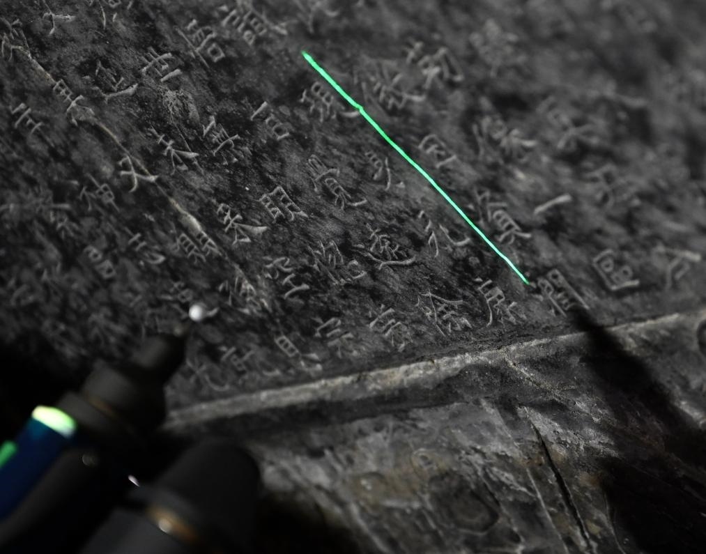 2025年4月9日，龍門石窟研究院工作人員在古陽洞使用關(guān)節(jié)臂掃描儀對(duì)《龍門二十品》之一進(jìn)行數(shù)字化掃描。新華社記者 李嘉南 攝