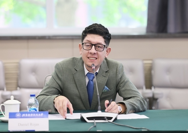 哥倫比亞教育部長(zhǎng)丹尼爾?羅哈斯一行訪問(wèn)北京航空航天大學(xué)。北航供圖