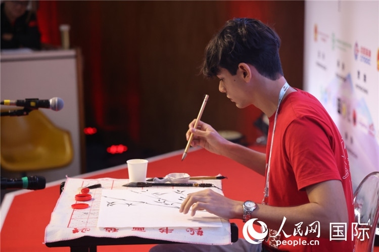 2025年“漢語橋”巴西賽區(qū)決賽的“才藝展示”環(huán)節(jié)，一名參賽者正在繪畫。人民網(wǎng)記者 時元皓攝