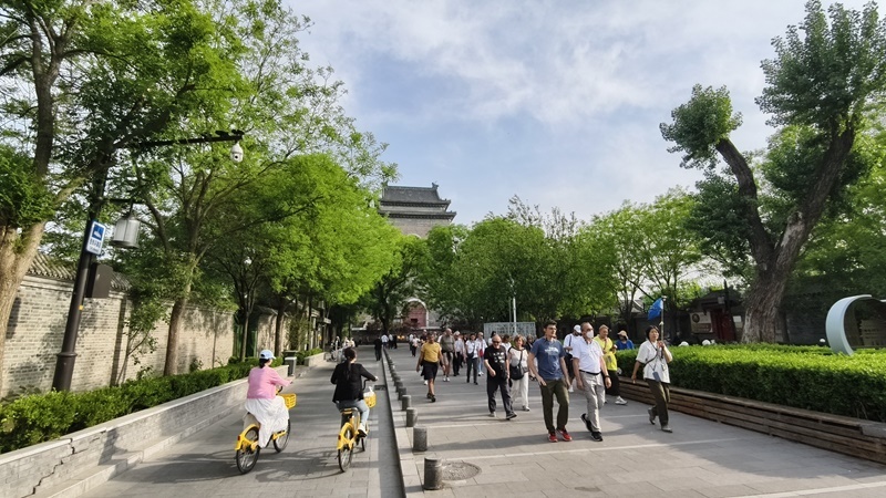 外國(guó)游客游覽北京鼓樓。人民網(wǎng)記者 李楠樺攝