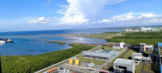 這是5月18日拍攝的紅樹林環(huán)繞的爪哇7號(hào)燃煤電站。記者 曹凱 攝