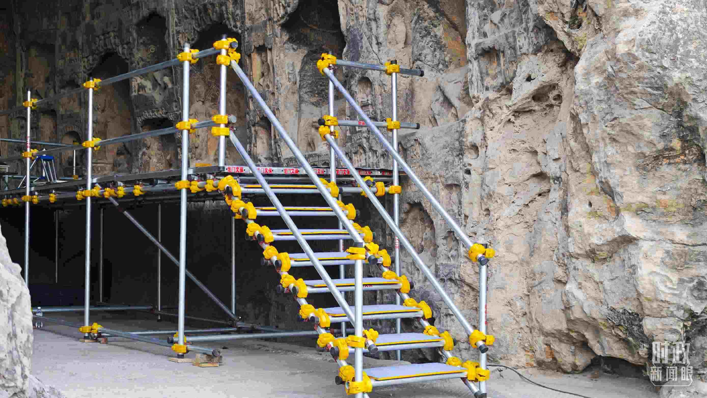 △龍門石窟古陽洞文物修護(hù)現(xiàn)場。（總臺央廣記者潘毅拍攝）