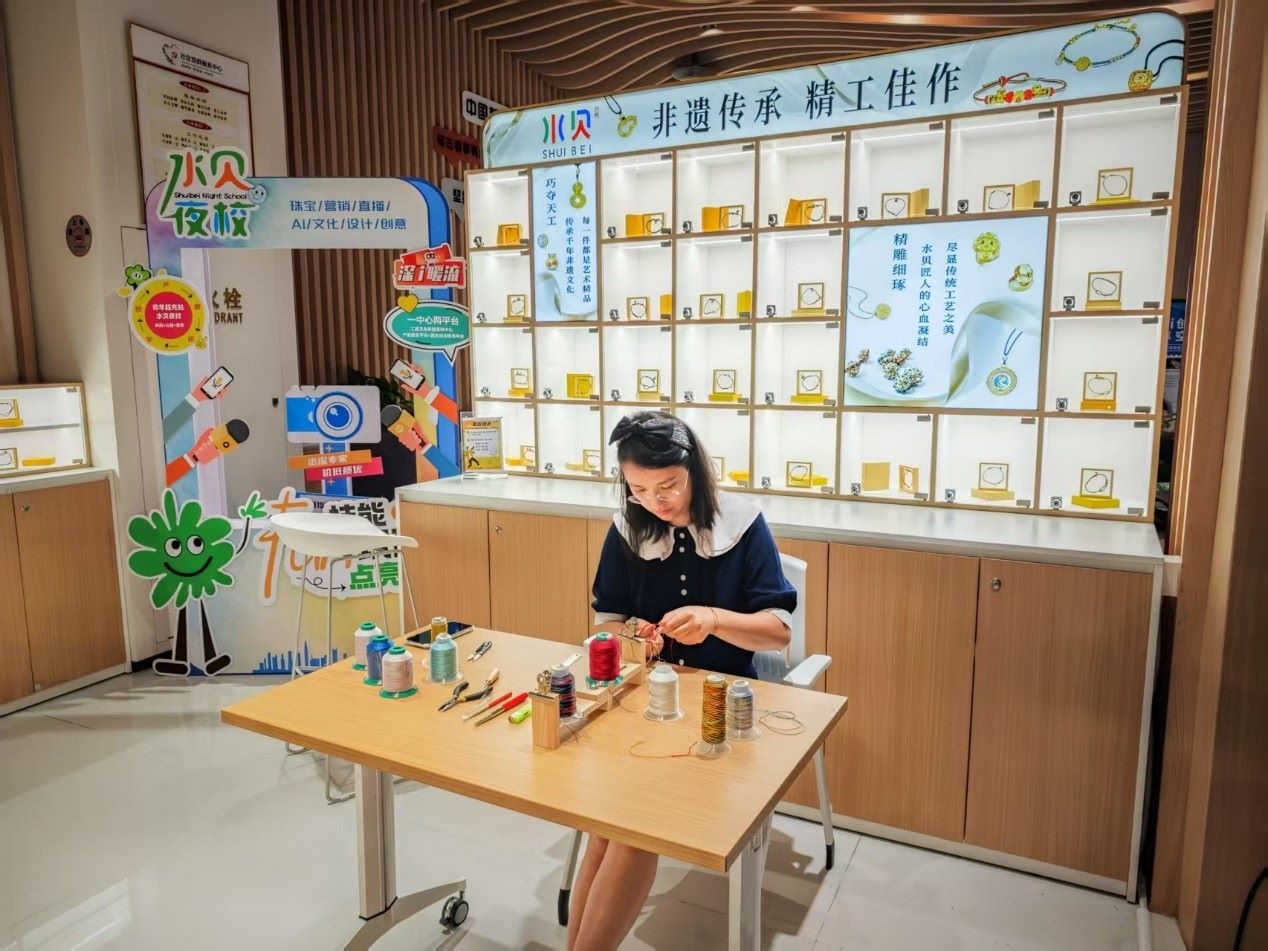 水貝夜校學(xué)員正在展示手工編繩過(guò)程。人民網(wǎng) 肖聰聰攝