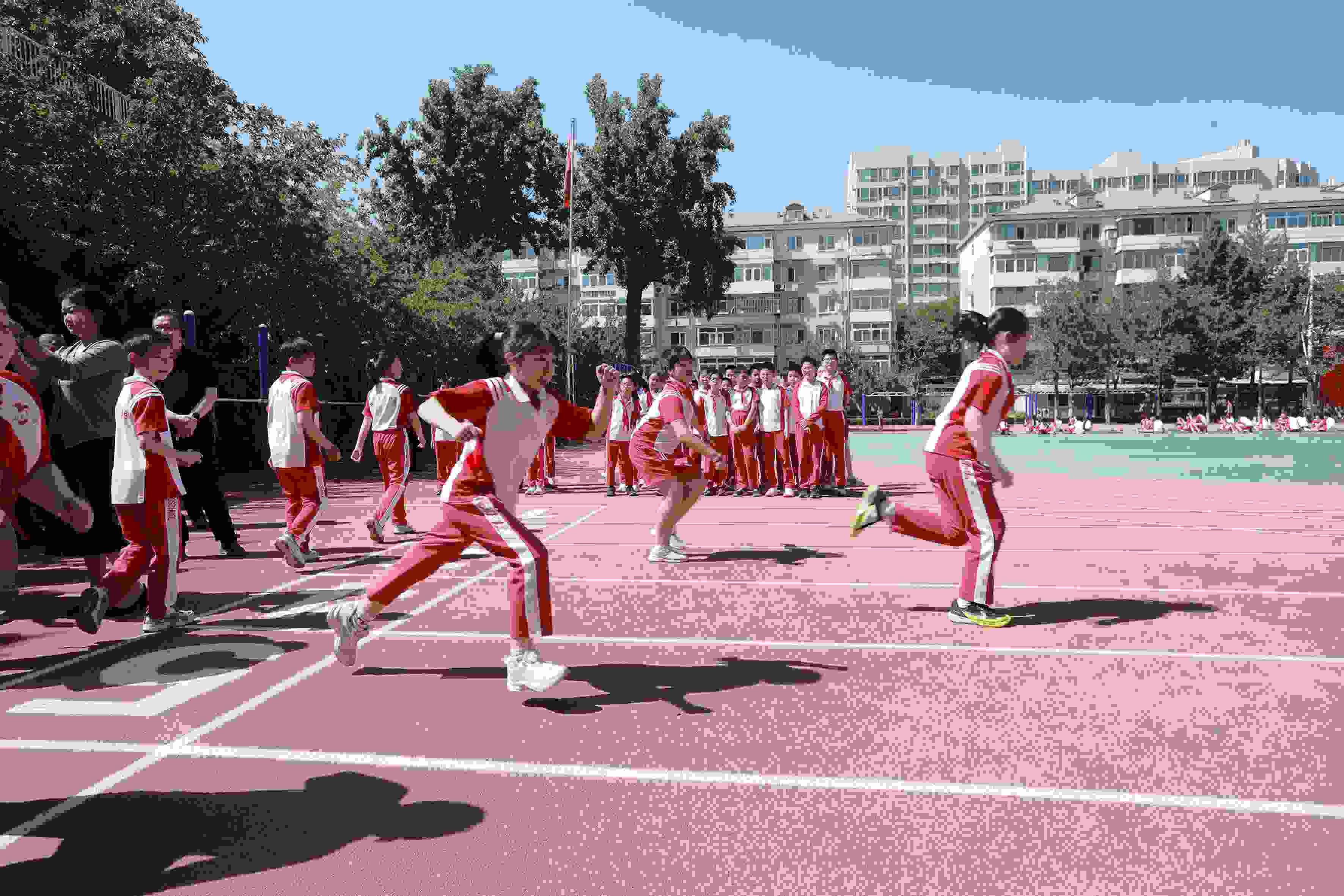 學(xué)生利用人工智能進(jìn)行50米測(cè)試。北京市教委供圖