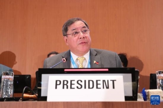 5月20日，在瑞士日內(nèi)瓦，第78屆世界衛(wèi)生大會(huì)主席赫爾博薩宣布審議通過“大流行協(xié)定”。新華社記者 杜哲宇 攝