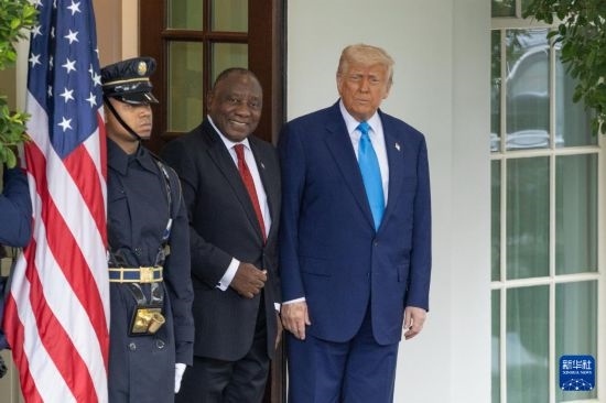 5月21日，美國(guó)總統(tǒng)特朗普（右）在華盛頓白宮迎接到訪的南非總統(tǒng)拉馬福薩（中）。新華社記者 胡友松 攝