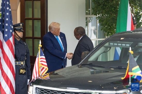 5月21日，美國(guó)總統(tǒng)特朗普（左二）在華盛頓白宮迎接到訪的南非總統(tǒng)拉馬福薩。新華社記者 胡友松 攝