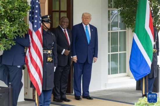 5月21日，美國(guó)總統(tǒng)特朗普（右二）在華盛頓白宮迎接到訪的南非總統(tǒng)拉馬福薩（右三）。新華社記者 胡友松 攝