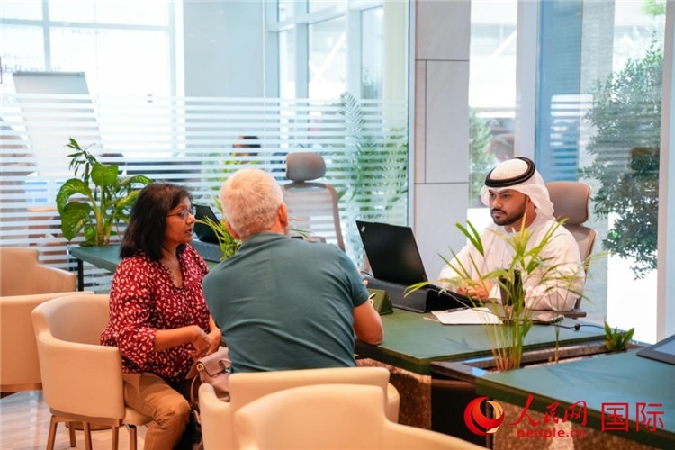 在阿治曼自由區(qū)一站式服務(wù)中心內(nèi)，工作人員為客商辦理業(yè)務(wù)。人民網(wǎng) 塔里克·易卜拉欣攝