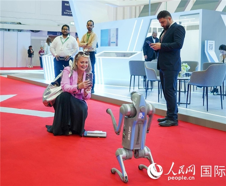 與會嘉賓被中企機(jī)器人吸引。人民網(wǎng) 塔里克·易卜拉欣攝