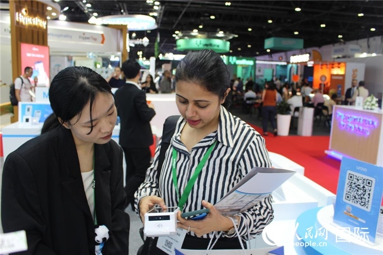 中外嘉賓交流。人民網(wǎng) 杰勒德·阿勒費(fèi)爾攝