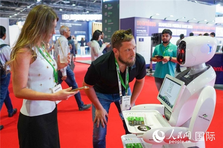 會上展示的電子支付機(jī)器人。人民網(wǎng) 塔里克·易卜拉欣攝