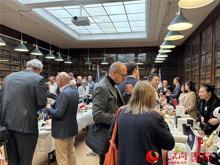 FIWA大獎賽獲獎酒及農(nóng)產(chǎn)品2025專業(yè)展暨中國云南—法國巴黎特色商品推介會現(xiàn)場。人民網(wǎng)記者 于超凡攝