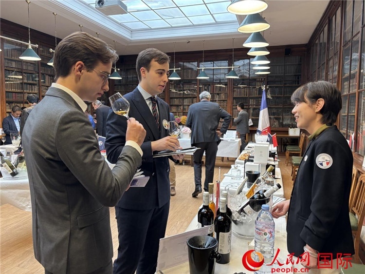 法國嘉賓與參展云南企業(yè)代表交流。人民網(wǎng)記者 于超凡攝