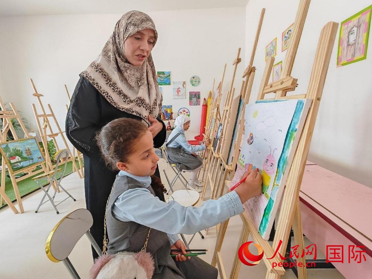 阿爾穆塔?阿里卡特國(guó)際學(xué)校的學(xué)生在美術(shù)室上課。人民網(wǎng)記者 管克江攝