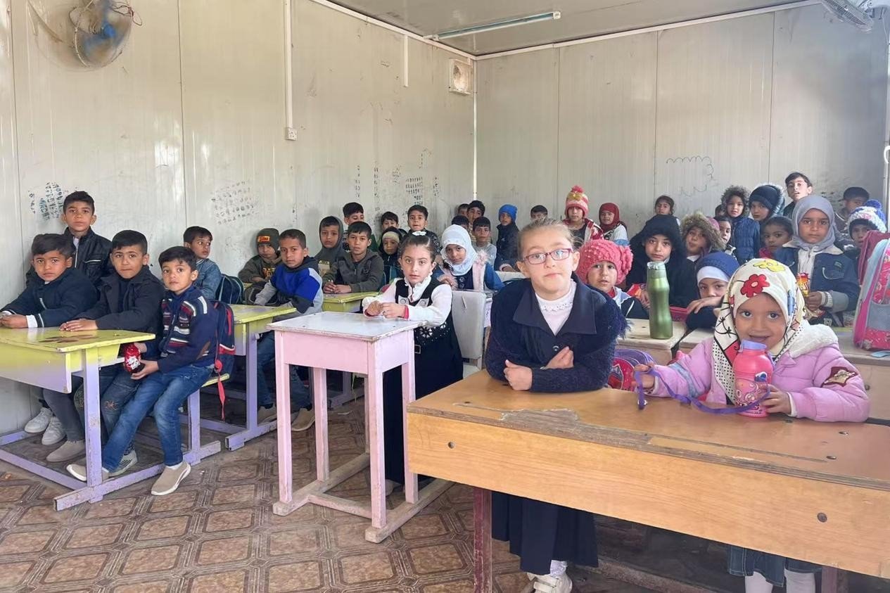 伊拉克卡爾巴拉省學(xué)生在簡(jiǎn)易板房?jī)?nèi)上課。中國(guó)電建供圖