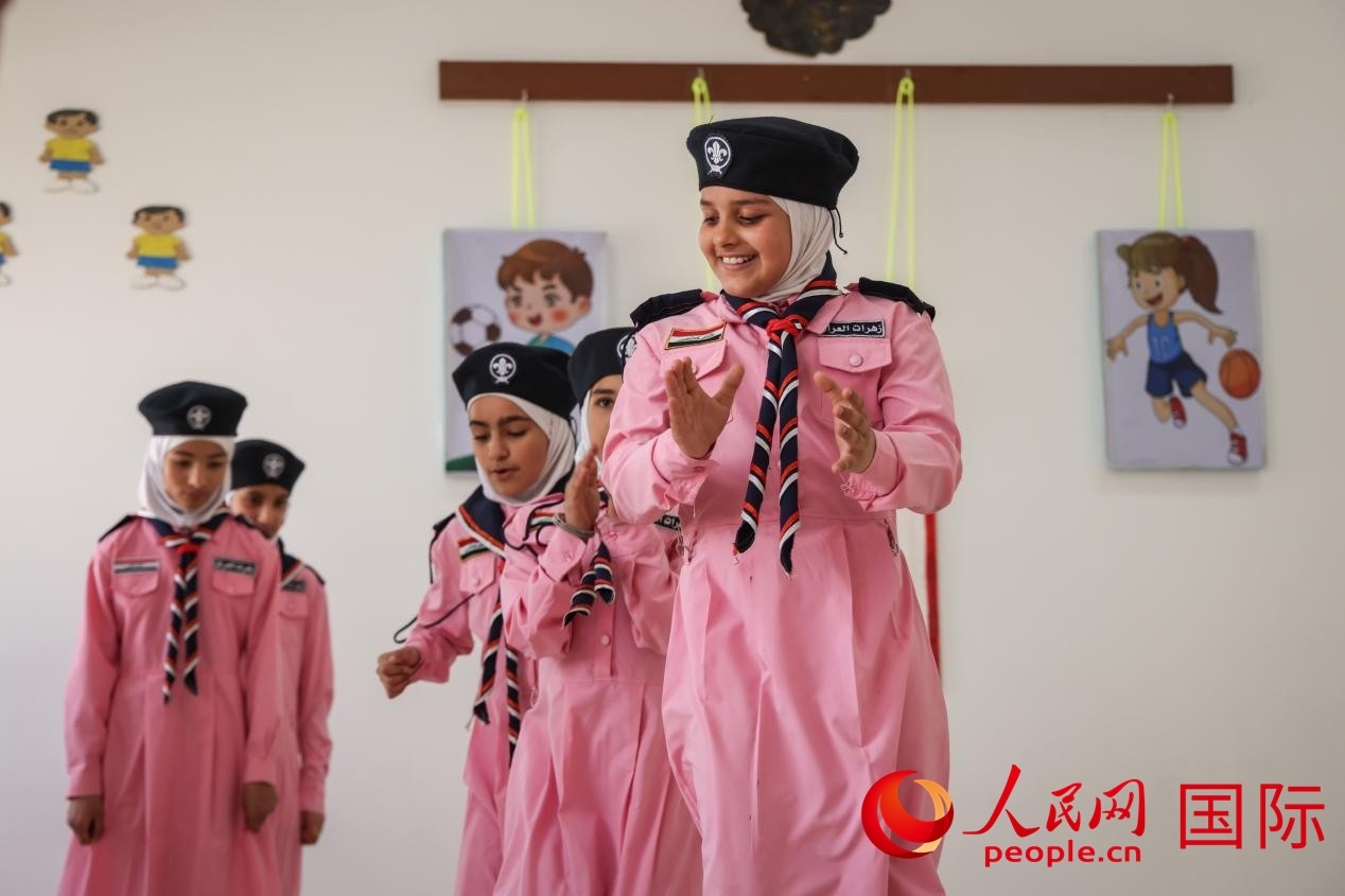 阿爾穆塔?阿里卡特國(guó)際學(xué)校的學(xué)生在展示課間活動(dòng)。人民網(wǎng)記者 薛丹攝