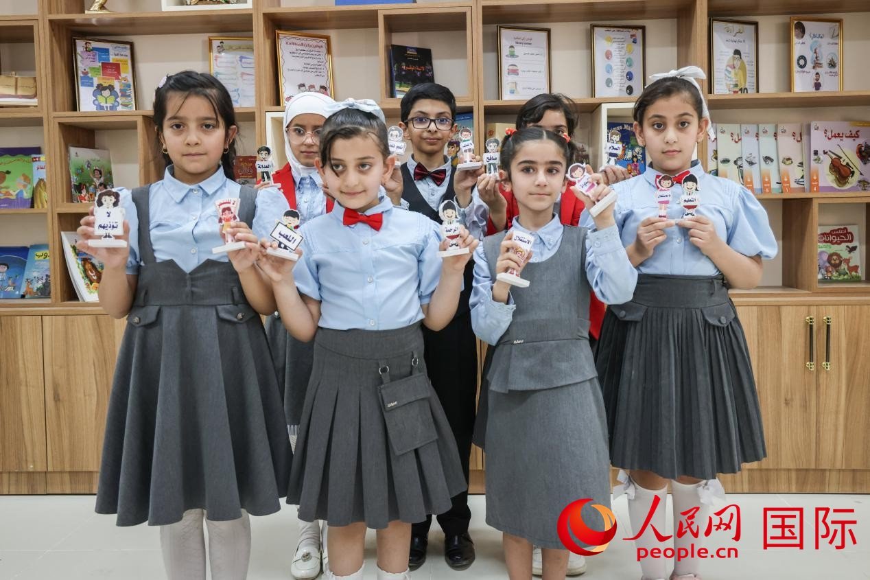 阿爾穆塔?阿里卡特國(guó)際學(xué)校的學(xué)生在圖書(shū)室上課。人民網(wǎng)記者 薛丹攝