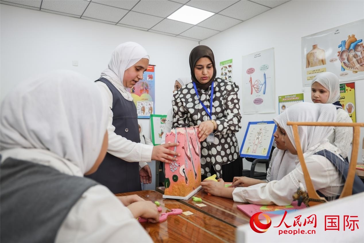 圖為阿爾·圖拉女子學(xué)校學(xué)生在上生物課。人民網(wǎng)記者 薛丹攝