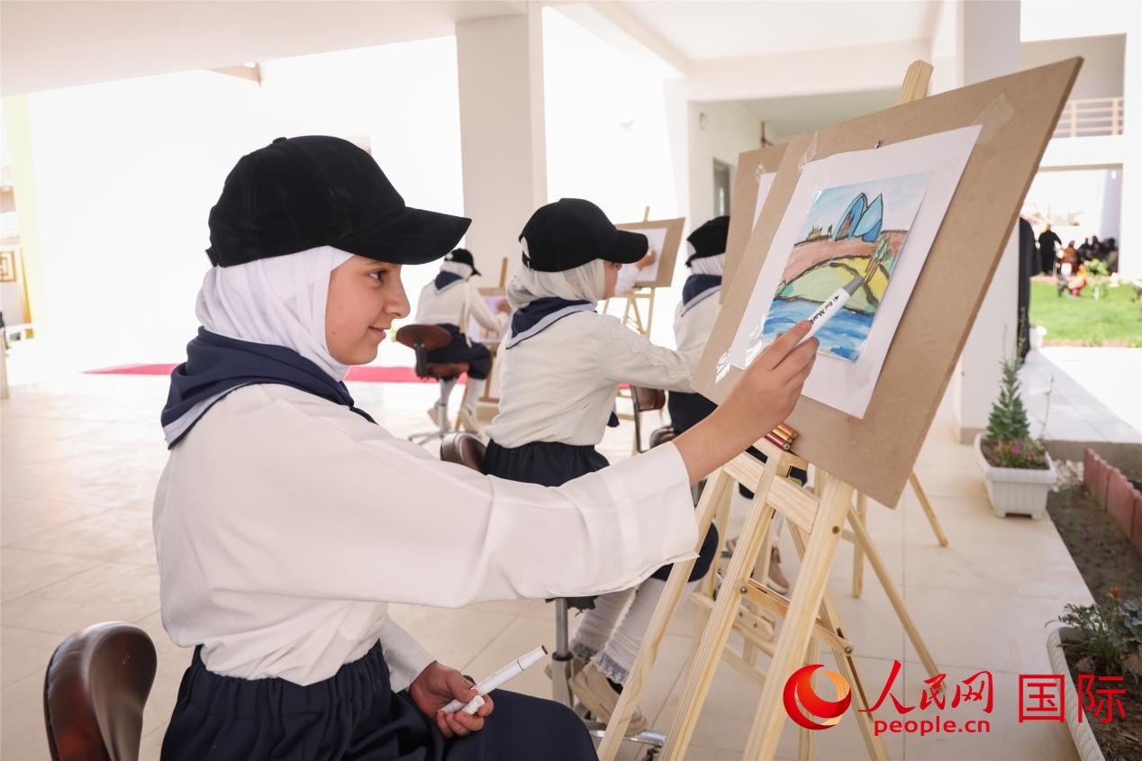 圖為阿爾·圖拉女子學(xué)校學(xué)生在上美術(shù)課。人民網(wǎng)記者 薛丹攝