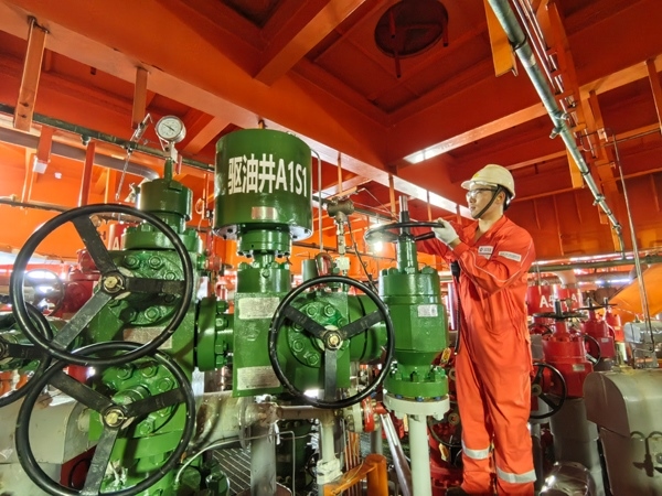 生產(chǎn)人員正在打開二氧化碳驅油井采油樹閥門。受訪者供圖