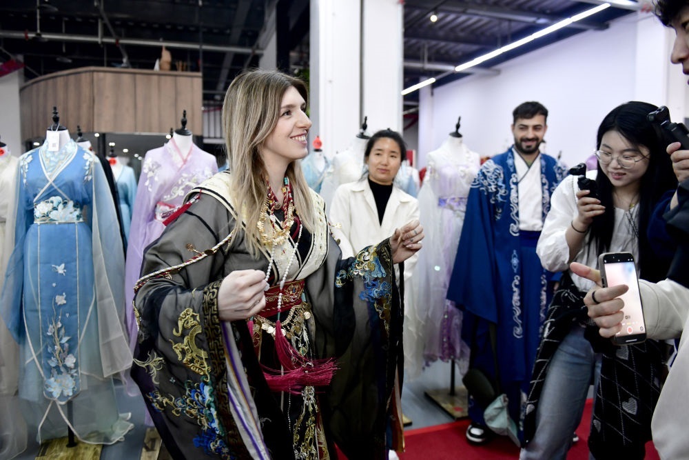 2025年4月8日，參加曹縣漢服文化節(jié)的意大利嘉賓卡米拉在試穿漢服。新華社記者郭緒雷 攝