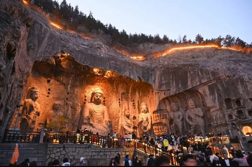 游客在龍門石窟參觀游覽。