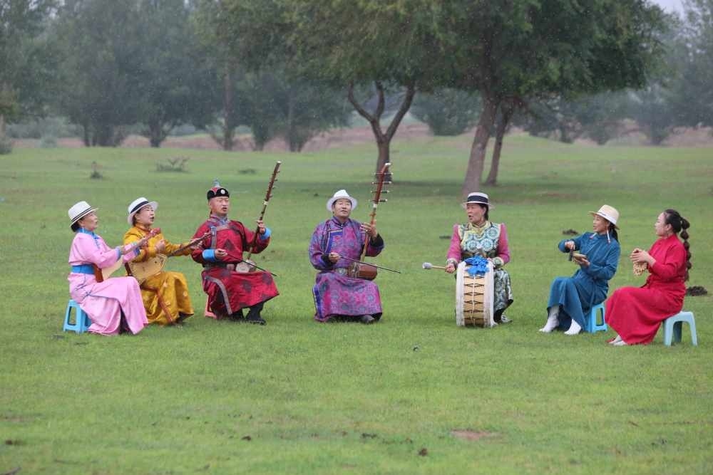 2024年7月16日，《格薩（斯）爾》史詩說唱傳承人在內(nèi)蒙古赤峰市巴林右旗戶外表演。（胡斯楞攝）