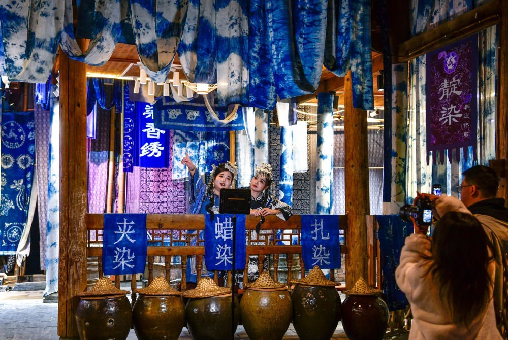 2025年3月17日，游客在貴州省黎平縣肇興侗寨里留影。新華社記者楊文斌 攝