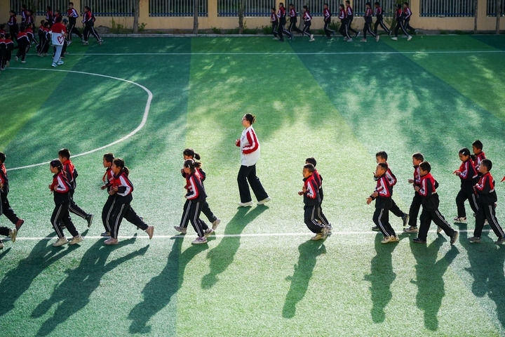 2025年4月24日，在新疆克州阿圖什市哈拉峻鄉(xiāng)謝依特小學(xué)，支教教師帶領(lǐng)學(xué)生晨跑。新華社記者 徐宏巖 攝