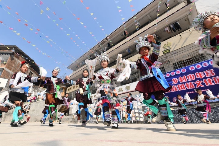 2025年3月25日，廣西柳州市融水苗族自治縣桿洞鄉(xiāng)中心小學(xué)學(xué)生在跳蘆笙踩堂舞。新華社記者 黃孝邦 攝