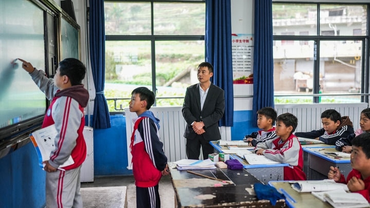 2024年11月21日，在地處烏蒙山區(qū)的貴州省六盤水市水城區(qū)亮巖小學(xué)，學(xué)生在供暖的教室內(nèi)學(xué)習(xí)。新華社記者 陶亮 攝