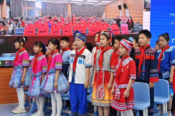 2025年3月28日，在“壯蒙一家親 共筑中國夢”手拉手主題云隊會上，廣西南寧市濱湖路小學(xué)四（1）中隊隊員通過網(wǎng)絡(luò)和內(nèi)蒙古鄂爾多斯東勝區(qū)第十二小學(xué)四（9）中隊隊員一起唱《中國少年先鋒隊隊歌》。新華社記者 周華 攝