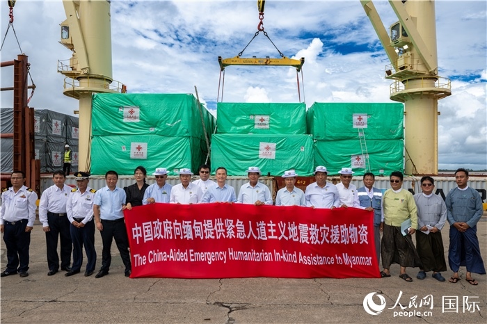 5月25日，中國駐緬甸大使館參贊歐陽道冰、仰光省首席部長梭登及緬有關(guān)部門官員出席援緬第十五批緊急人道主義地震救災(zāi)物資交接儀式。人民網(wǎng)記者謝佳君攝
