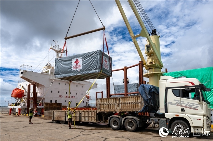 5月25日，當?shù)毓と嗽诟劭趶呢涊喩闲遁d援緬第十五批緊急人道主義地震救災(zāi)物資。人民網(wǎng)記者謝佳君攝
