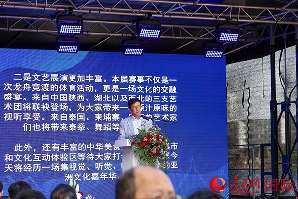 中國駐法蘭克?？傤I事黃昳揚在致辭中對龍舟賽表示熱烈祝賀。人民網(wǎng) 依琳攝