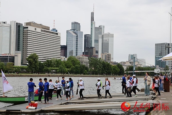 來自美國的快樂龍舟隊選手們正在登船準備參賽。人民網(wǎng)記者 劉仲華攝