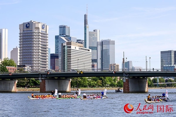 龍舟賽隊伍奮力揮槳、破浪前行。人民網(wǎng) 依琳攝