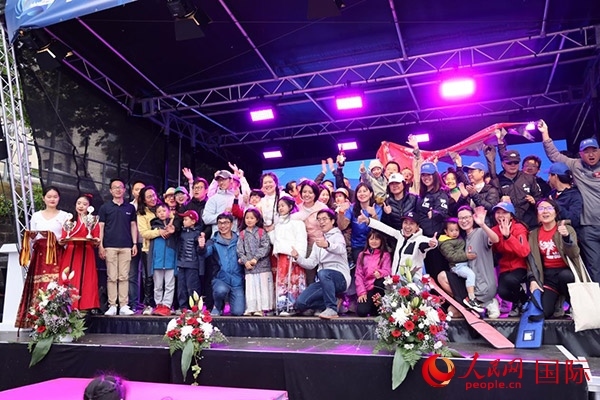 獲獎選手們上臺領獎并合影留念。人民網(wǎng)記者 劉仲華攝