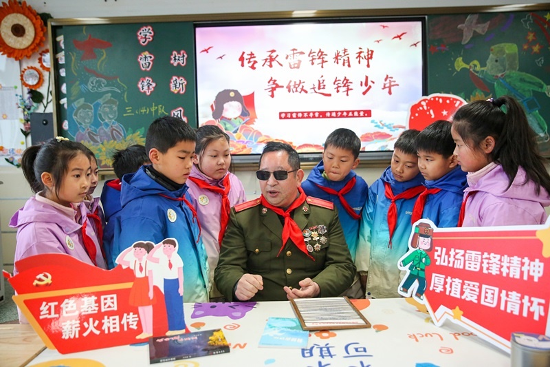 2025年3月3日，江蘇南通如皋市安定小學(xué)里，傷殘軍人許波銀在思政小課堂上向?qū)W生講述雷鋒故事。