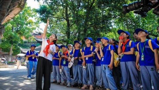 石刻小導(dǎo)游稅明潔為西藏小朋友志愿解說(shuō)。