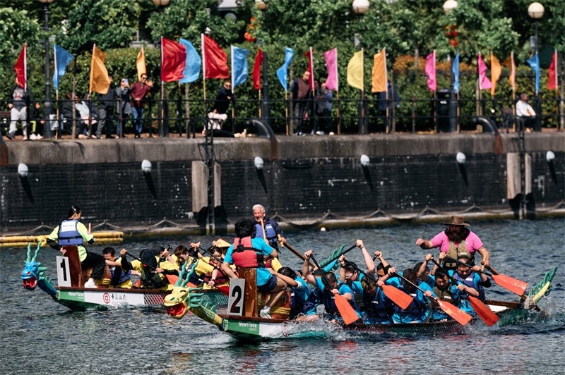 中英雙方的參賽隊伍參與龍舟競渡。楊浩鵬攝