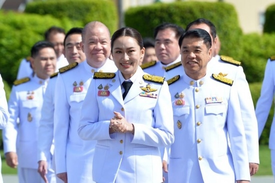 2024年9月7日，泰國總理佩通坦·欽那瓦（前中）及新一屆內(nèi)閣成員在位于首都曼谷的總理府與媒體見面。新華社發(fā)（拉亨攝）